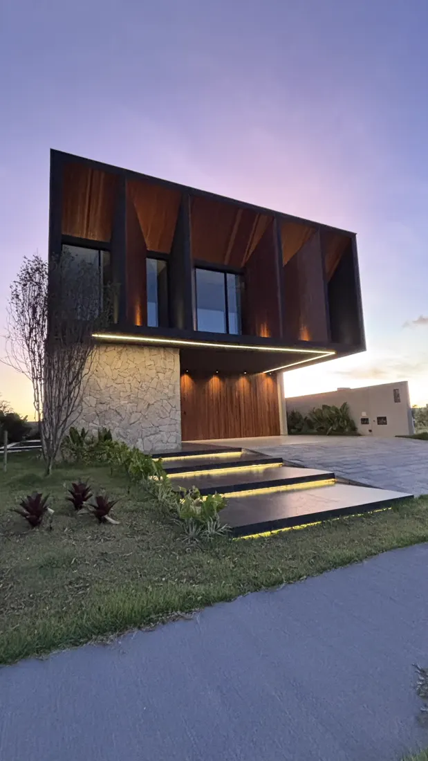 Fachada de casa em condomínio fechado ao entardecer