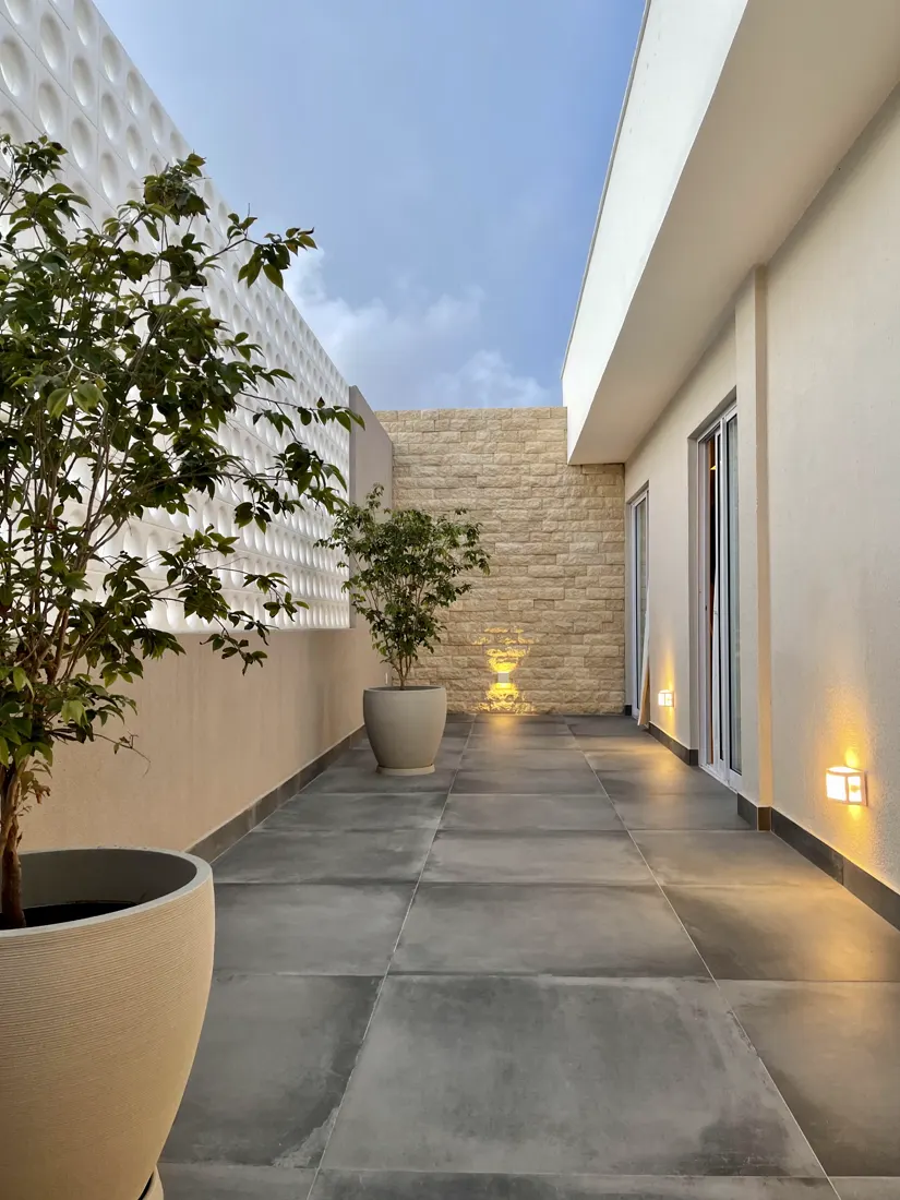 Fachada residencial ao entardecer
