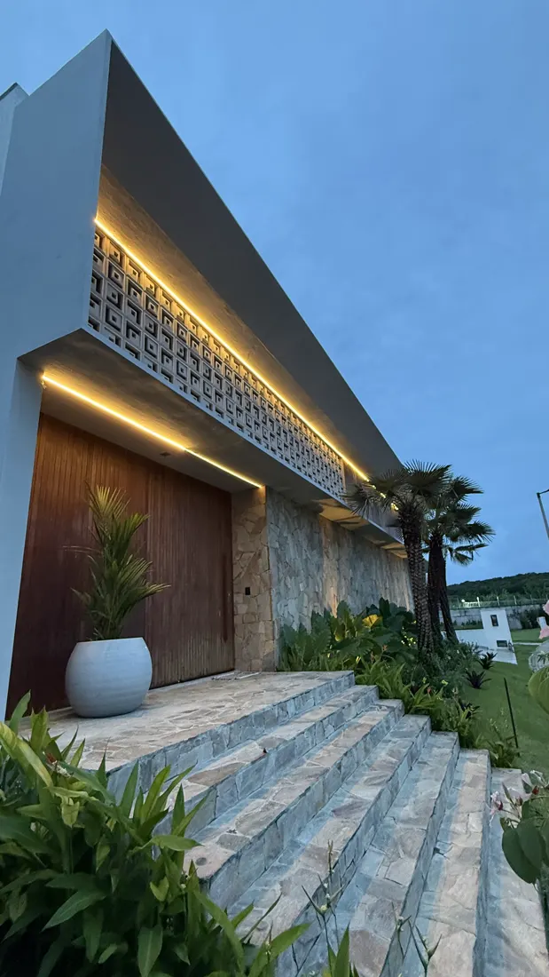 Entrada com cobogó e iluminação