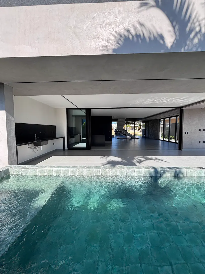 Área de lazer com piscina e espaço gourmet