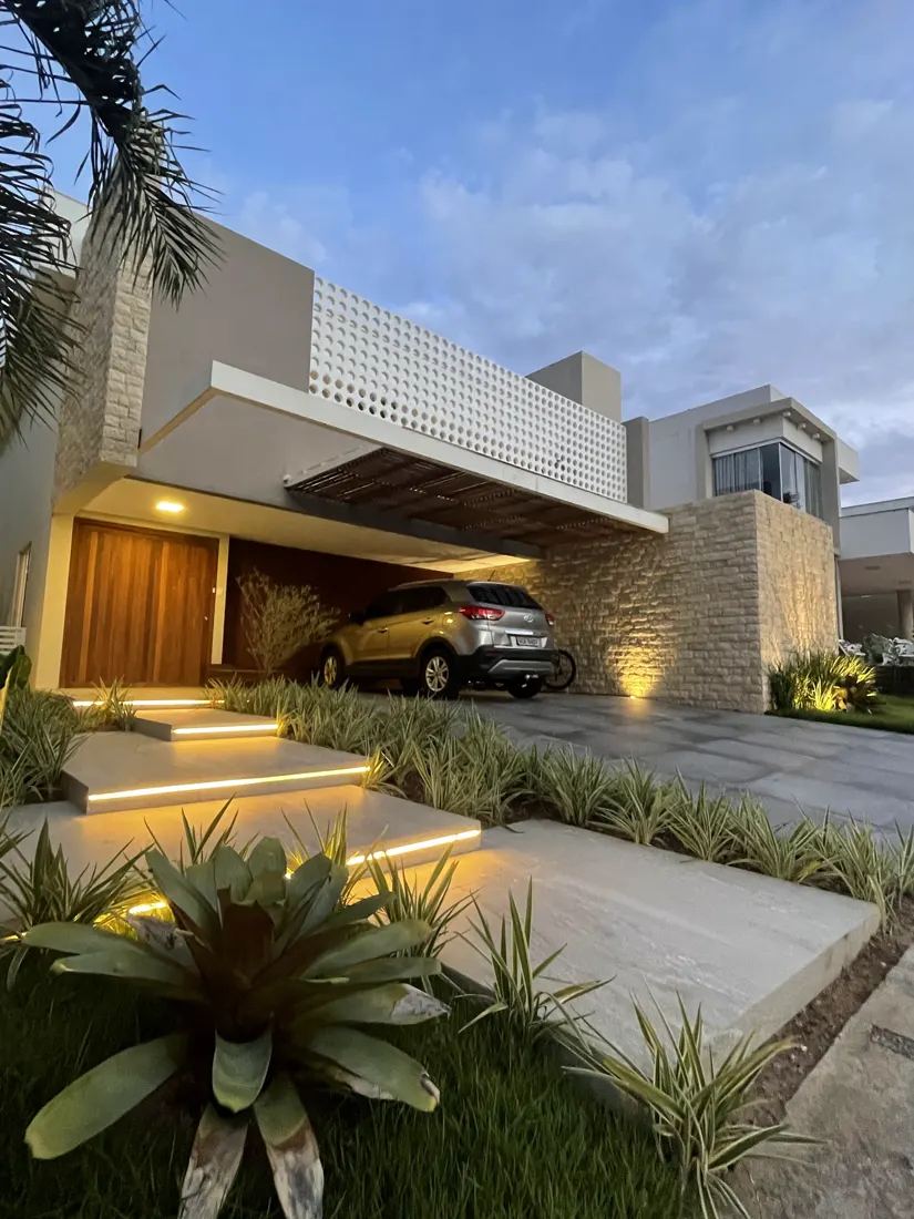 Entrada de casa em condomínio com paisagismo
