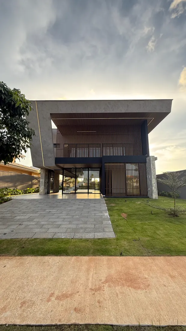 Fachada moderna ao pôr do sol